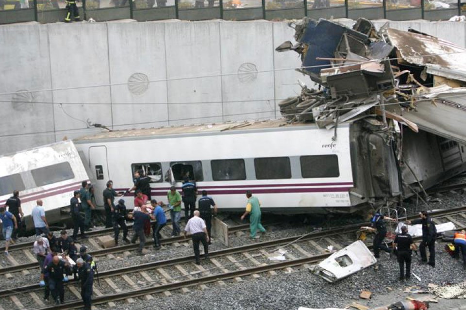 Estado en el que quedó el tren tras el descarrilamiento. Foto: EFE