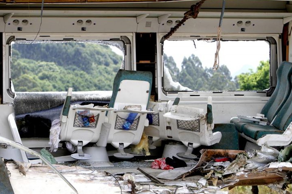 Istripua izandako trenaren garbiketa lanak. Argazkia: EFE