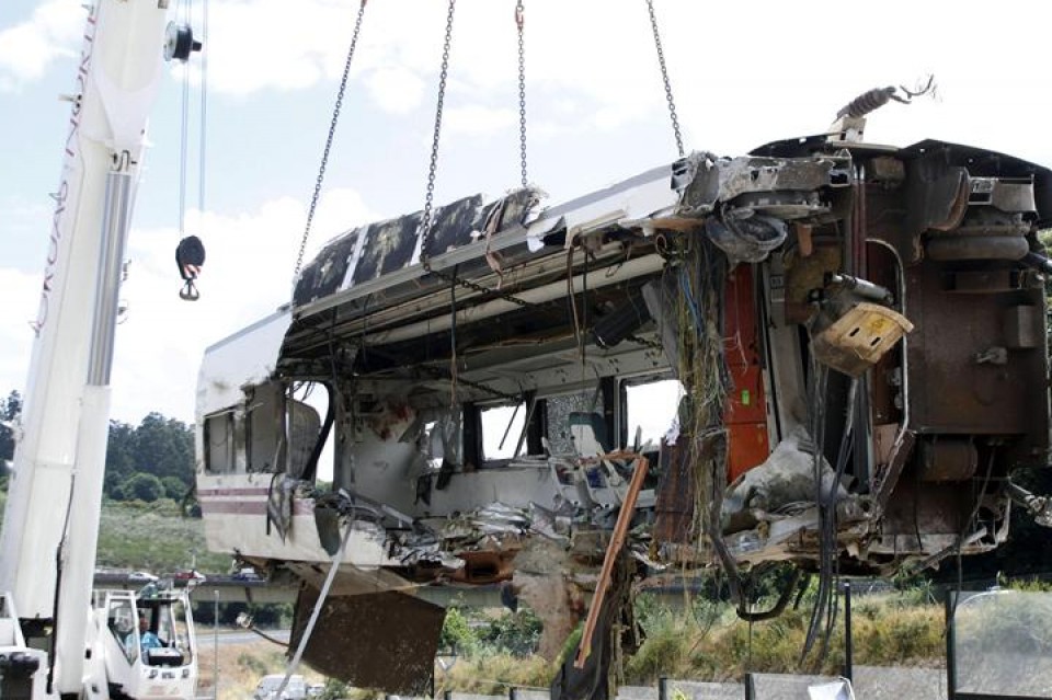Istripua izandako trenaren garbiketa lanak. Argazkia: EFE