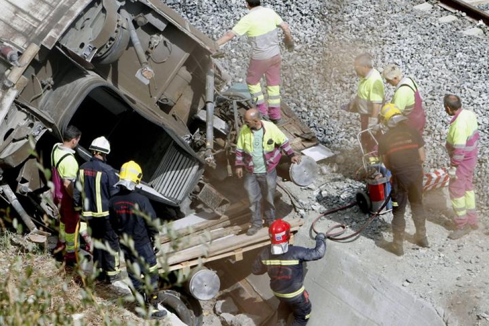 Istripua izandako trenaren garbiketa lanak. Argazkia: EFE
