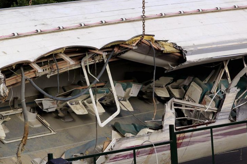 Istripua izandako trenaren garbiketa lanak. Argazkia: EFE