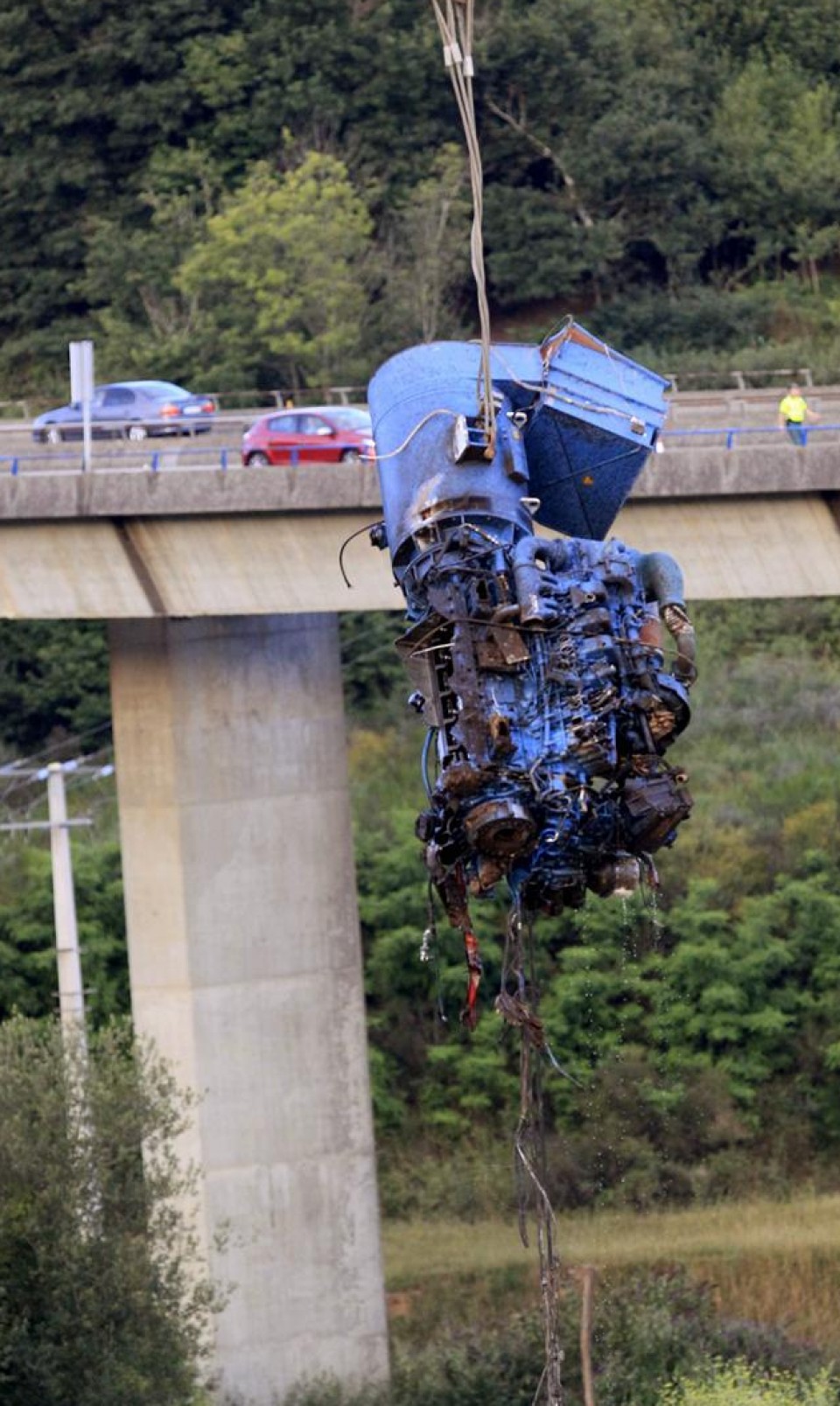 Istripua izandako trenaren garbiketa lanak. Argazkia: EFE