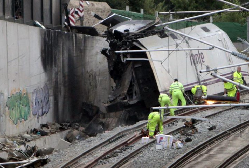 Istripua izandako trenaren garbiketa lanak. Argazkia: EFE