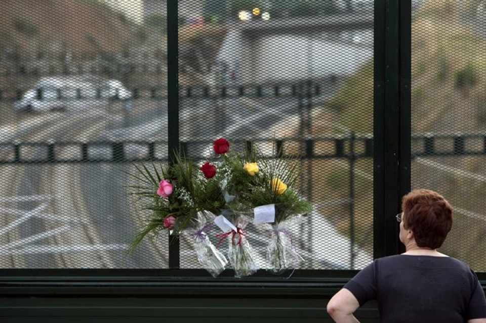 Istripua izandako trenaren garbiketa lanak. Argazkia: EFE