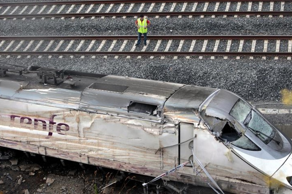 Imagen del tren accidentado en Santiago que causó la muerte de 79 personas. Foto: EFE