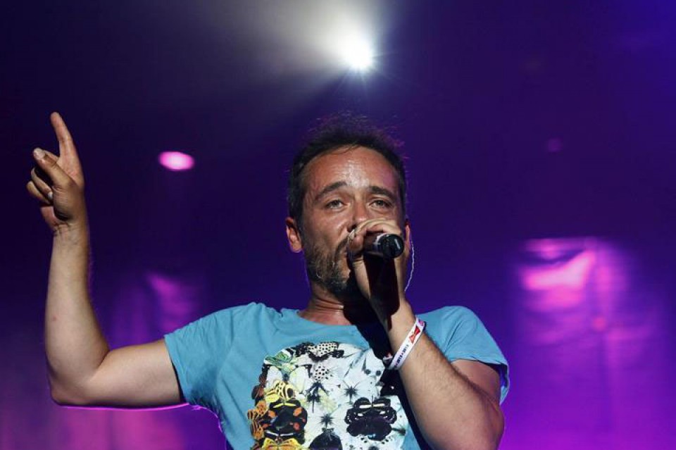 El cantante de Love of Lesbian, Santi Balmes, en el concierto del Low Cost Festival. Foto: EFE