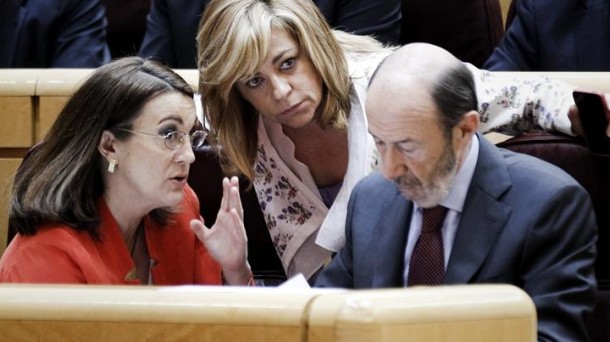 Valenciano, en el centro, entre Soraya Rodríguez y Rubalcaba. Efe.