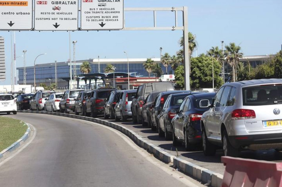 Auto-ilara luzeak egon dira asteburuan. EFE.