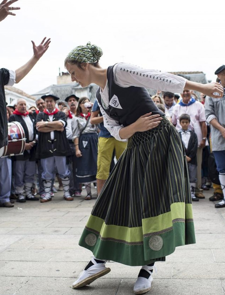 Ama Zuriari dantzatutako aurreskua. EFE