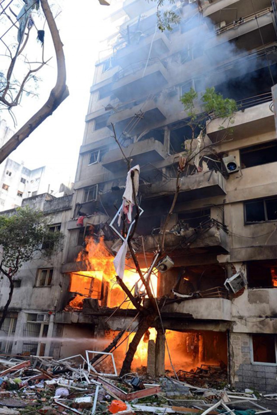 El edificio de 10 pisos en el que se registró una fuerte explosión. EFE