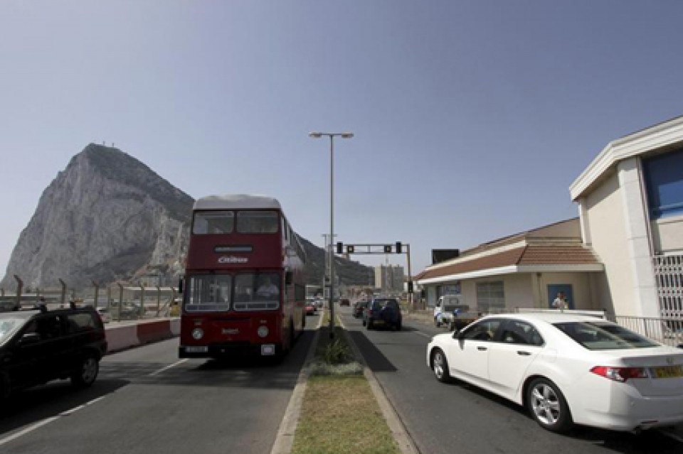 Varios vehículos cruzan el aeropuerto del Peñon