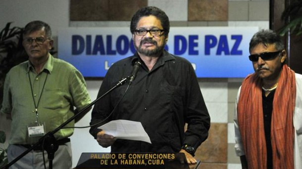 Representantes de las FARC leen un comunicado al término de la reunión. Efe.