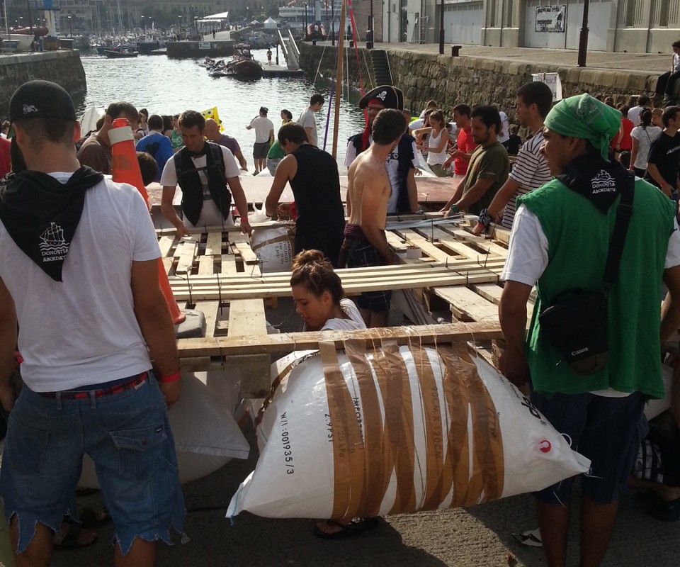 Donostiako piratak abordatzea prestatzen ari dira. Argazkia: Xabi Unanue