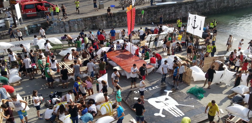 Donostiako piratak abordatzea prestatzen ari dira. Argazkia: Xabi Unanue