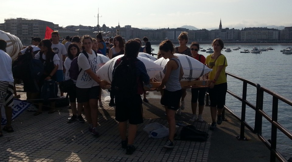 Donostiako piratak abordatzea prestatzen ari dira. Argazkia: Xabi Unanue