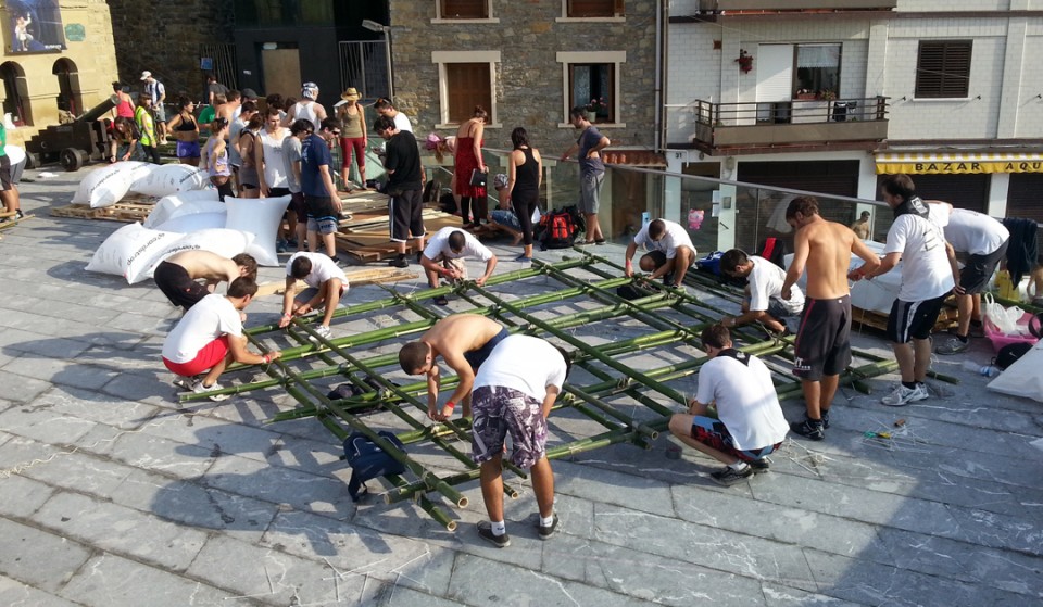 Donostiako piratak abordatzea prestatzen ari dira. Argazkia: Xabi Unanue