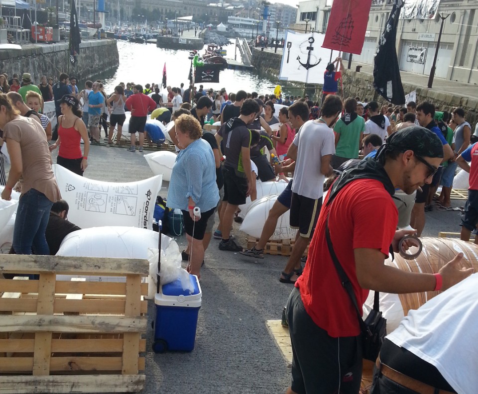 Donostiako piratak abordatzea prestatzen ari dira. Argazkia: Xabi Unanue