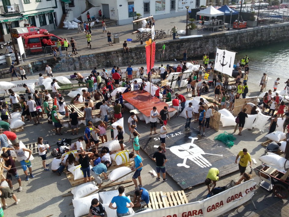 Donostiako piratak abordatzea prestatzen ari dira. Argazkia: Xabi Unanue