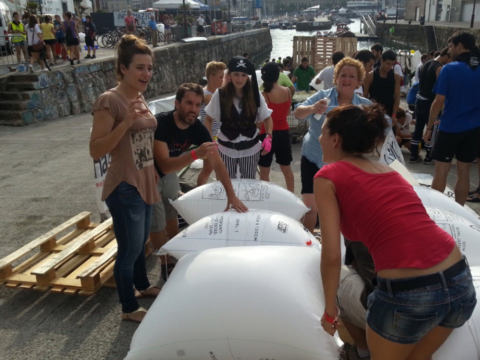 'Goenkale'ko piratak abordatzea prestatzen ari dira. Argazkia: Xabi Unanue