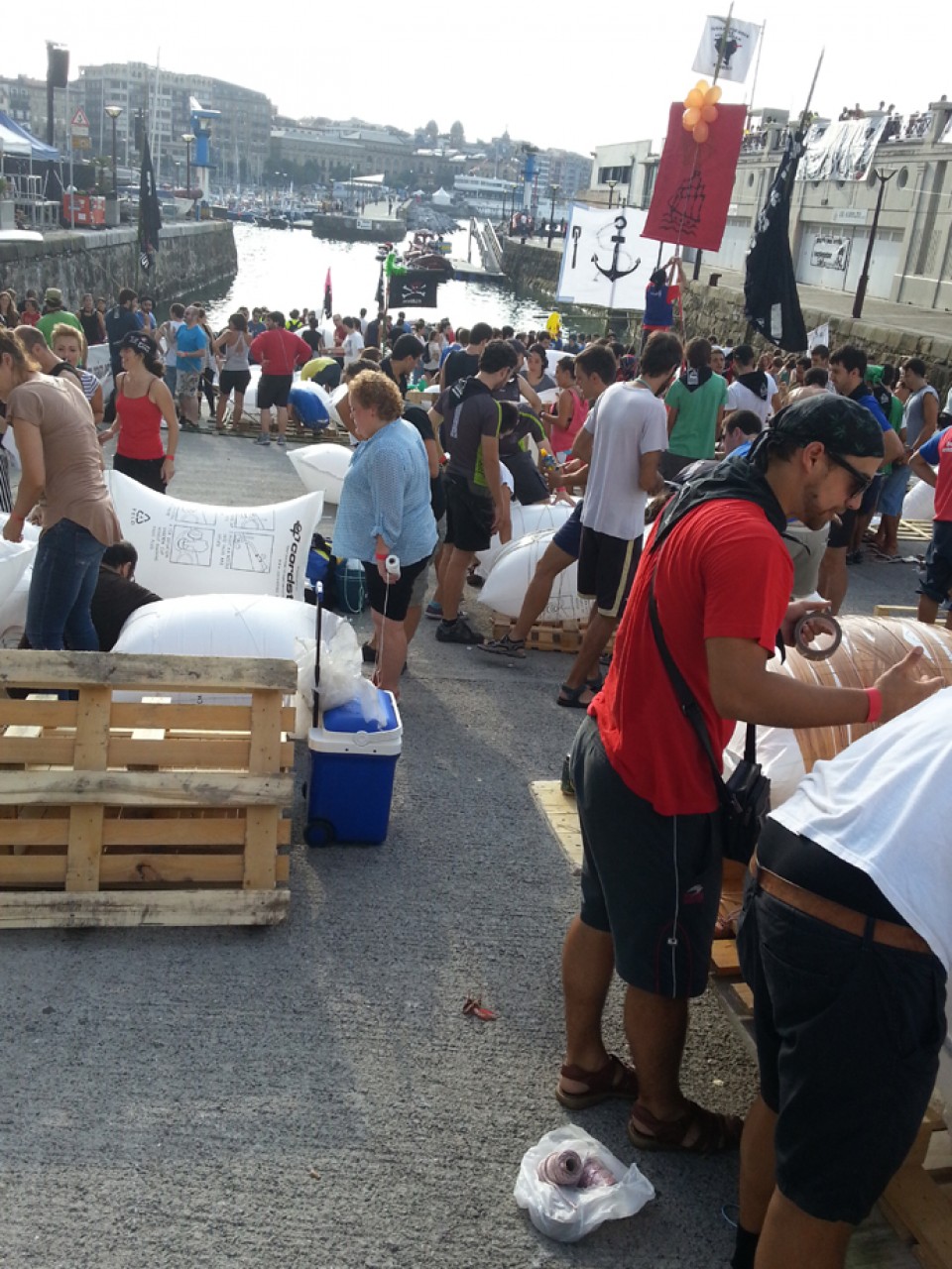 'Goenkale'ko piratak abordatzea prestatzen ari dira. Argazkia: Xabi Unanue