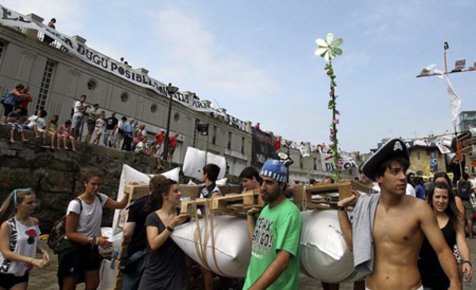 Donostiako piratak abordatzea prestatzen ari dira. Argargazkia: EFE