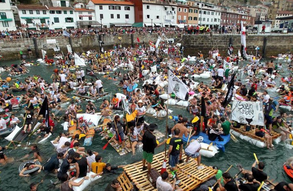 Más de 3.000 piratas participan en el abordaje de Donostia.