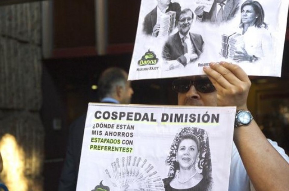 Zenbait pertsona manifestatu dira Auzitegi Nazionaletik gertu. EFE