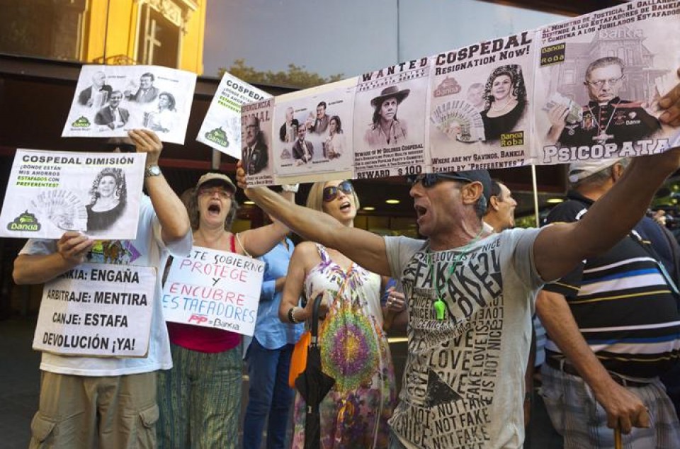 Zenbait pertsona manifestatu dira Auzitegi Nazionaletik gertu. EFE