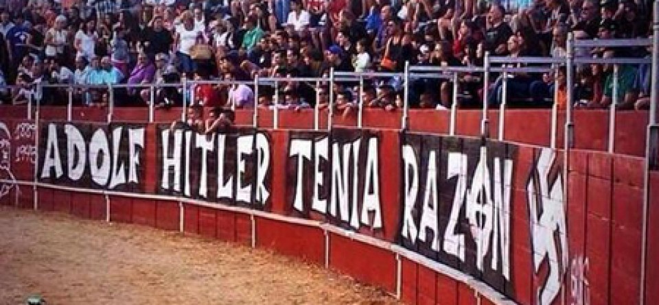 Plaza de toros de Pinto, con la pintada nazi 