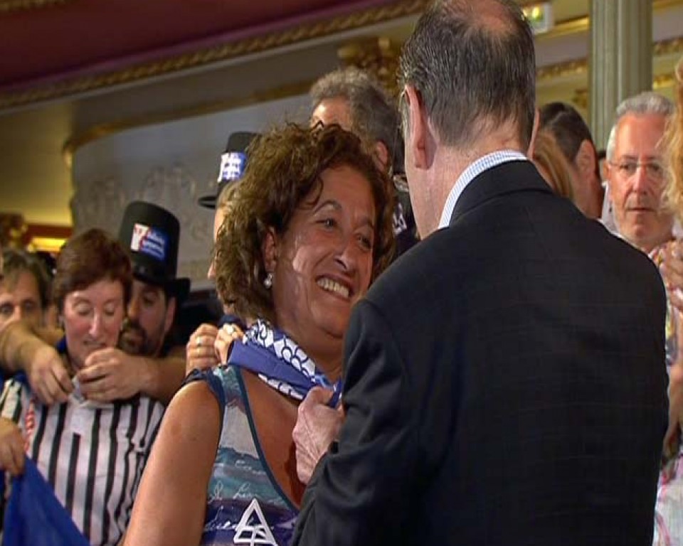 Itziar Urtasun Jaietako zinegotziak aurtengo txupina bota du. Argazkia: EFE