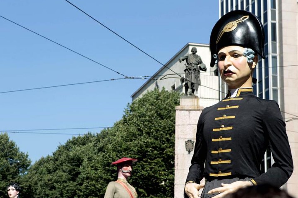 Buruhandiak eta erraldoiak, umeentzako giroa berotzen. Argazkia: EFE