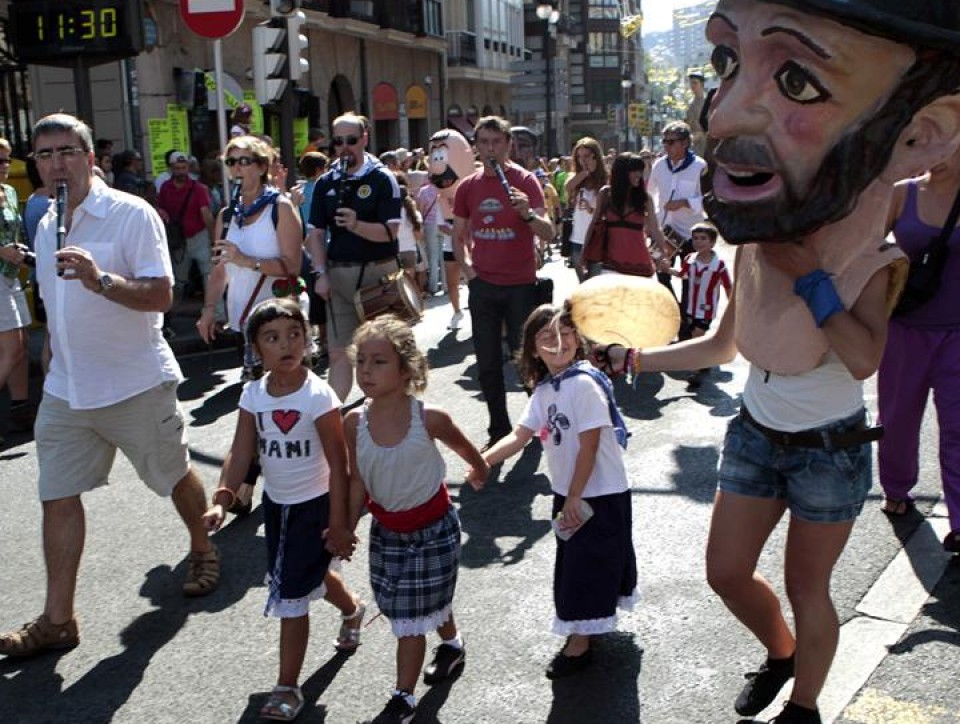 Aste Nagusiko funtsezko lagunak dira buruhandiak eta erraldoiak. Argazkia: EFE