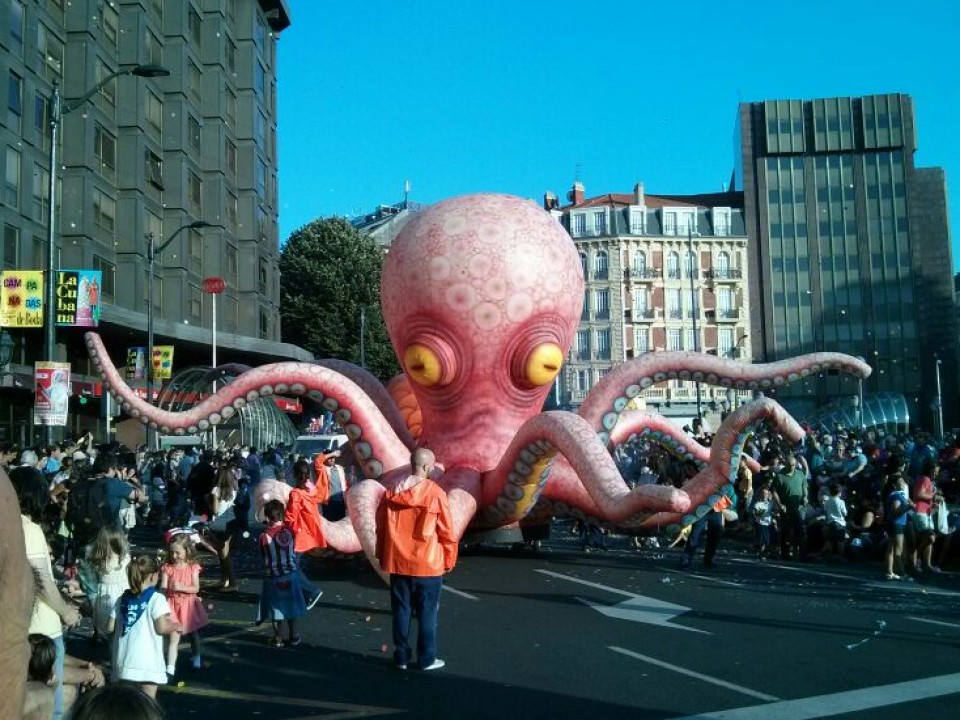 Olagarro erraldoia, desfilearen pertsonaietako bat. Argazkia: Asadapi