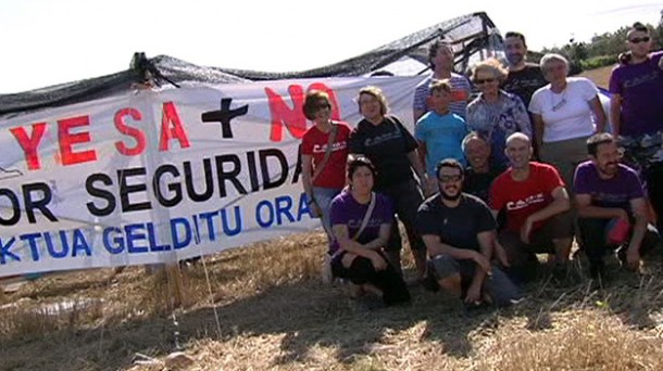 La plataforma Yesa+no, en una protesta en el pantano. EiTB