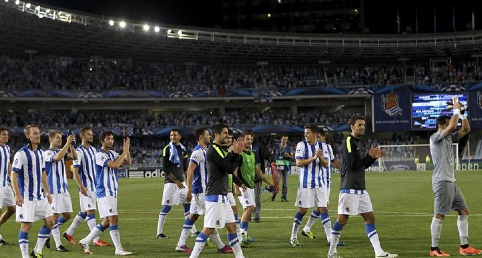 Realeko jokalariak zaleei agur  sailkapena lortu ostean. Argazkia: EFE