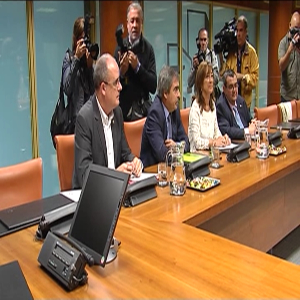 Las delegaciones de PNV y PSE, reunidas esta mañana en el Parlamento Vasco. EiTB
