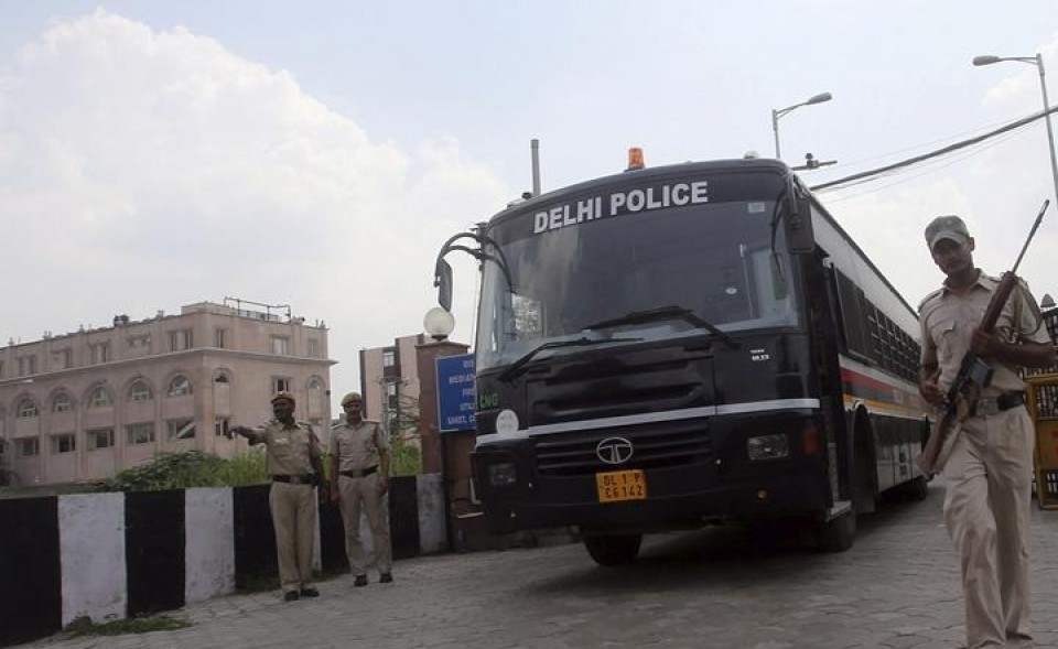 New Delhiko Poliziaren ibilgailu bat, zigortuak auzitegitik ateratzen. Argazkia: Efe.