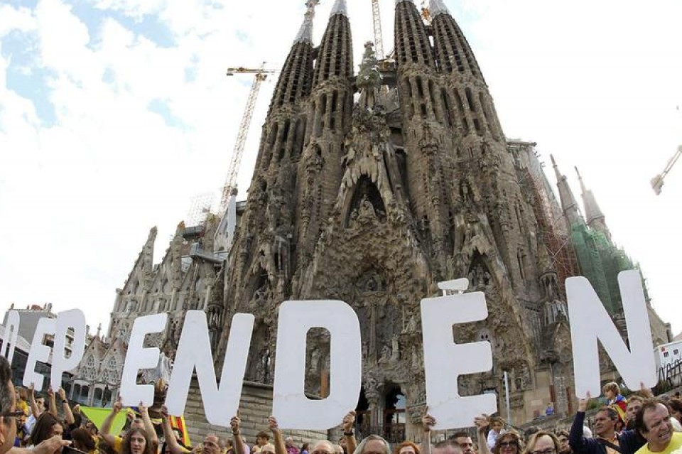 Independentziaren aldeko giza kate bat egin dute, Katalunia iparraldetik hegoaldera zeharkatzeko. (EFE)