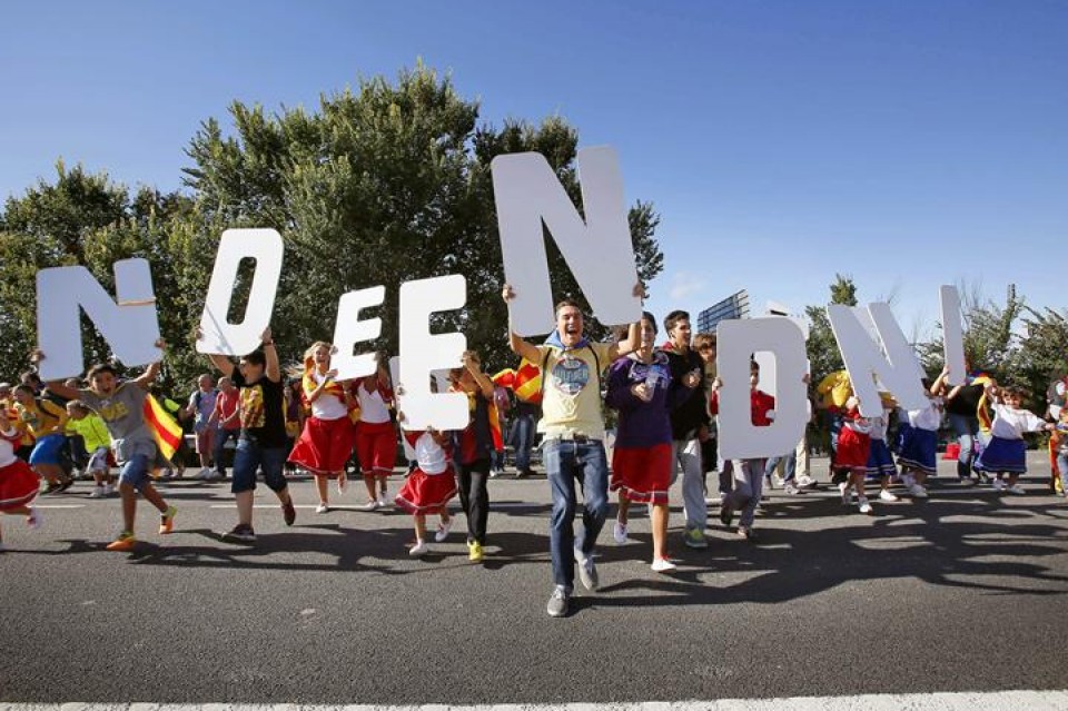 Independentziaren aldeko giza kate bat egin dute, Katalunia iparraldetik hegoaldera zeharkatzeko. (EFE)