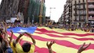 Independentziaren aldeko giza kate bat egin dute, Katalunia iparraldetik hegoaldera zeharkatzeko. (EFE) title=