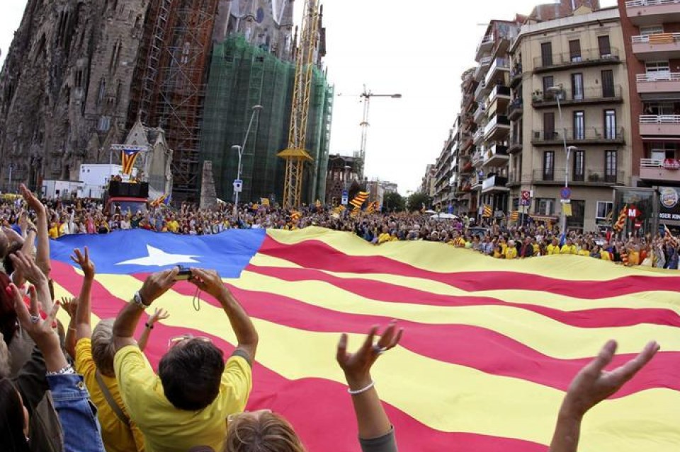 Independentziaren aldeko giza kate bat egin dute, Katalunia iparraldetik hegoaldera zeharkatzeko. (EFE)