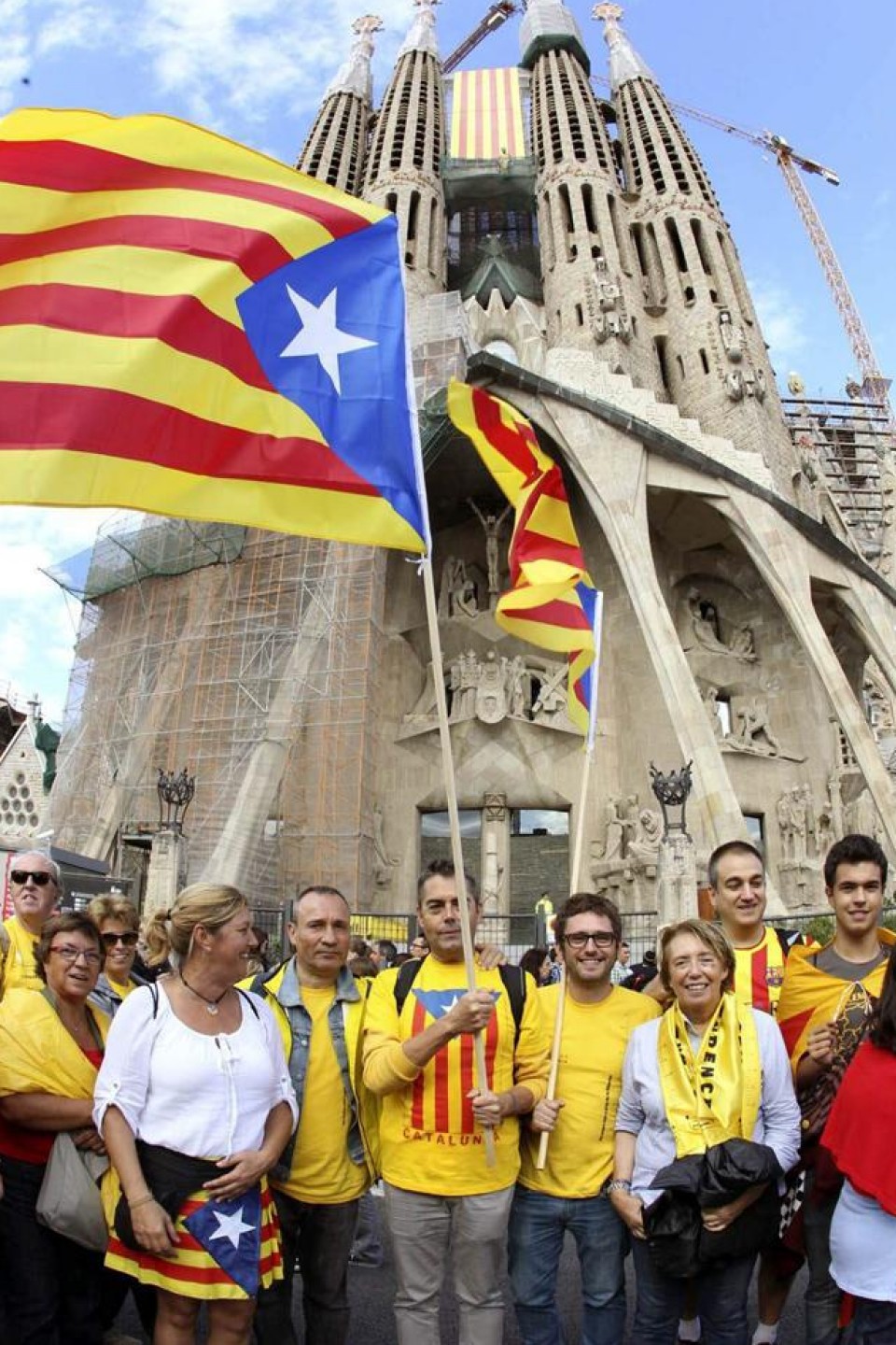 Independentziaren aldeko giza kate bat egin dute, Katalunia iparraldetik hegoaldera zeharkatzeko. (EFE)