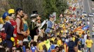 Una multitud de gente participa en la cadena humana por la independencia