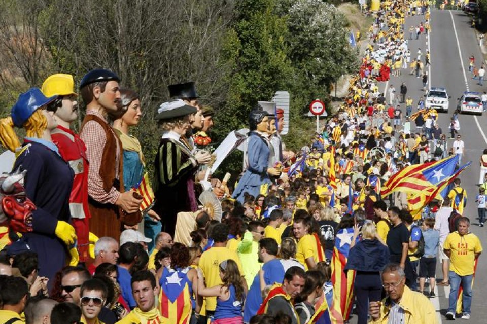 Una multitud de gente participa en la cadena humana por la independencia