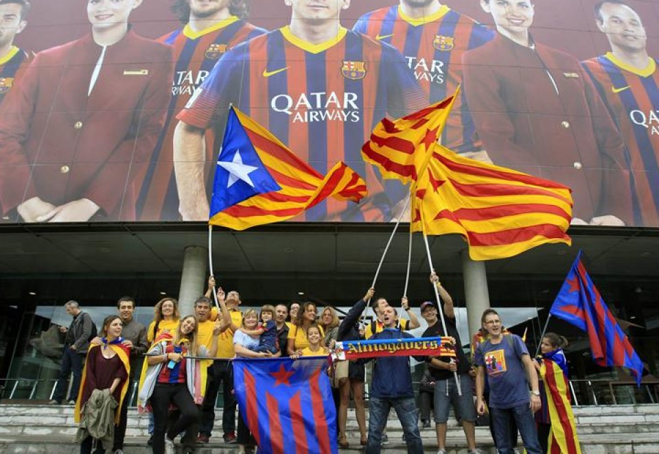 Independentziaren aldeko giza kate bat egin dute, Katalunia iparraldetik hegoaldera zeharkatzeko. (EFE)