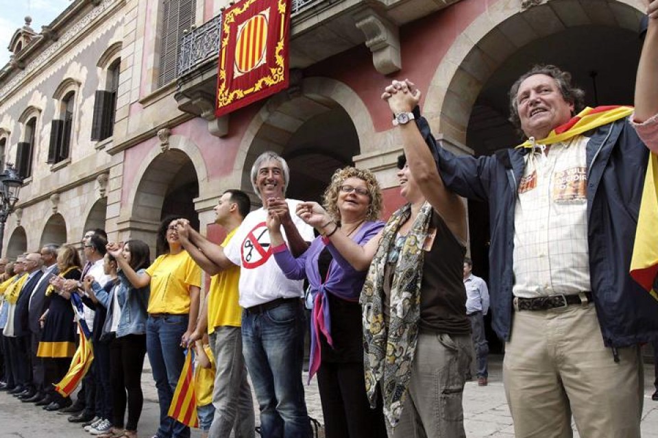 Independentziaren aldeko giza kate bat egin dute, Katalunia iparraldetik hegoaldera zeharkatzeko. (EFE)