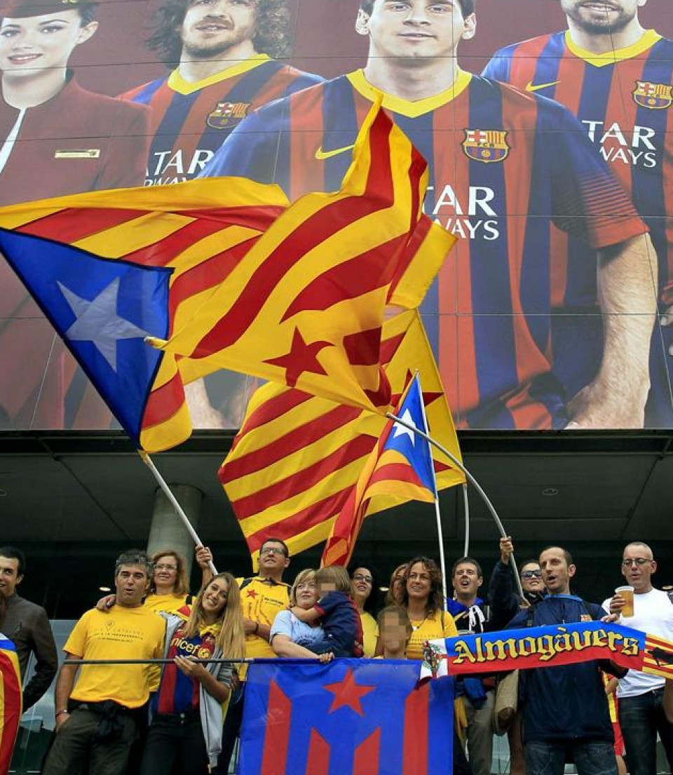 Independentziaren aldeko giza kate bat egin dute, Katalunia iparraldetik hegoaldera zeharkatzeko. (EFE)