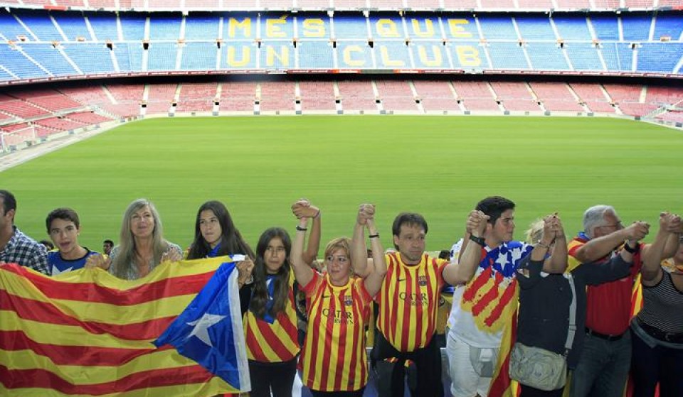 Independentziaren aldeko giza kate bat egin dute, Katalunia iparraldetik hegoaldera zeharkatzeko. (EFE)