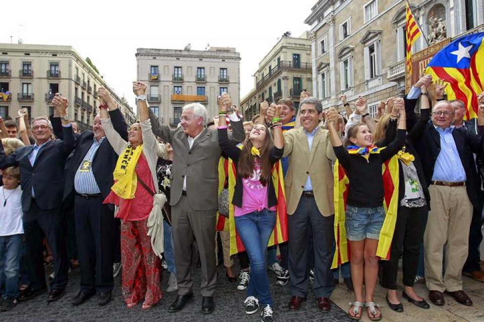 Independentziaren aldeko giza kate bat egin dute, Katalunia iparraldetik hegoaldera zeharkatzeko. (EFE)