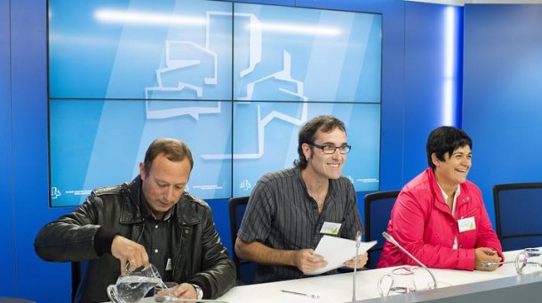 Julen Azuaga, Marian Beitialarrangoitia y Juango Agirrezabala en el Parlamento Vasco. Foto: EFE